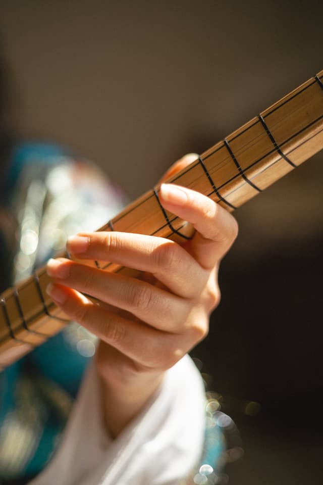 7. Lizgué jouant du Saz 1