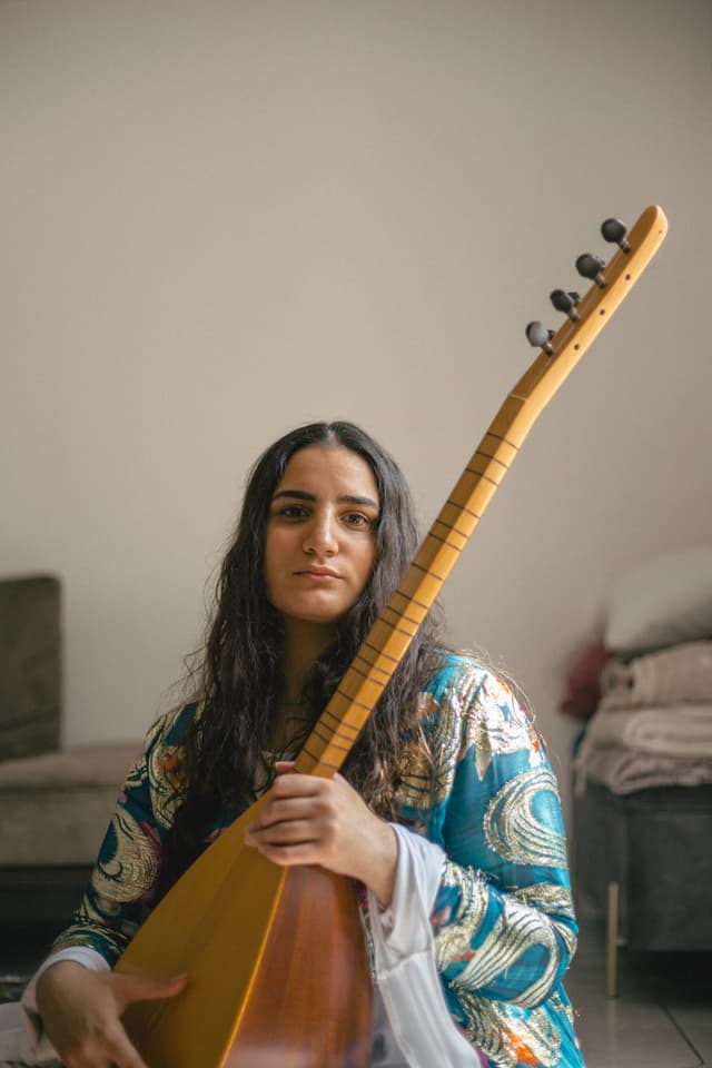 9. Lizgué jouant du Saz 2